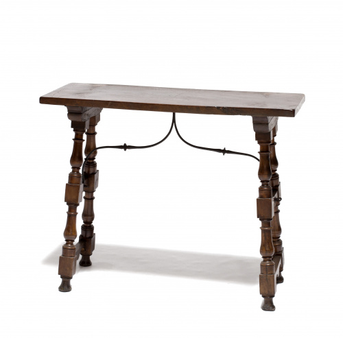 Mesa de madera de nogal.Trabajo español, S. XVII - XVIII