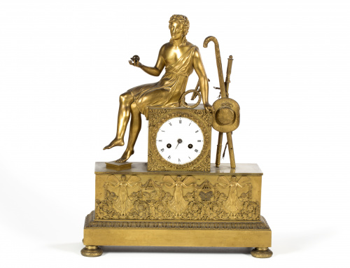 Reloj de sobremesa de bronce dorado con figura sobre plinto