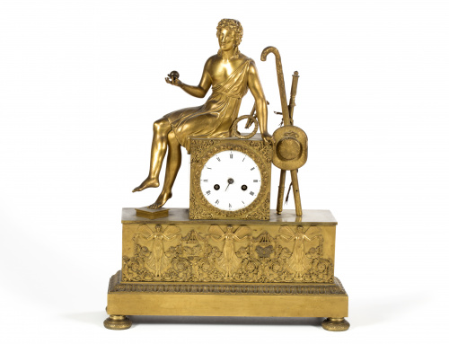 Reloj de sobremesa de bronce dorado con figura sobre plinto