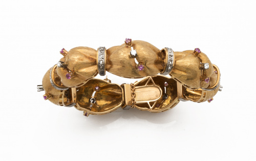 Brazalete con diseño en forma de banda arqueada de oro mate