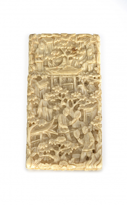 Tarjetero de marfil tallado con escena de la vida cotidiana