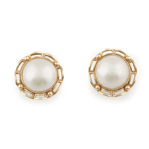 Pendientes de perlas mabe rodeadas por marcos circulares a 