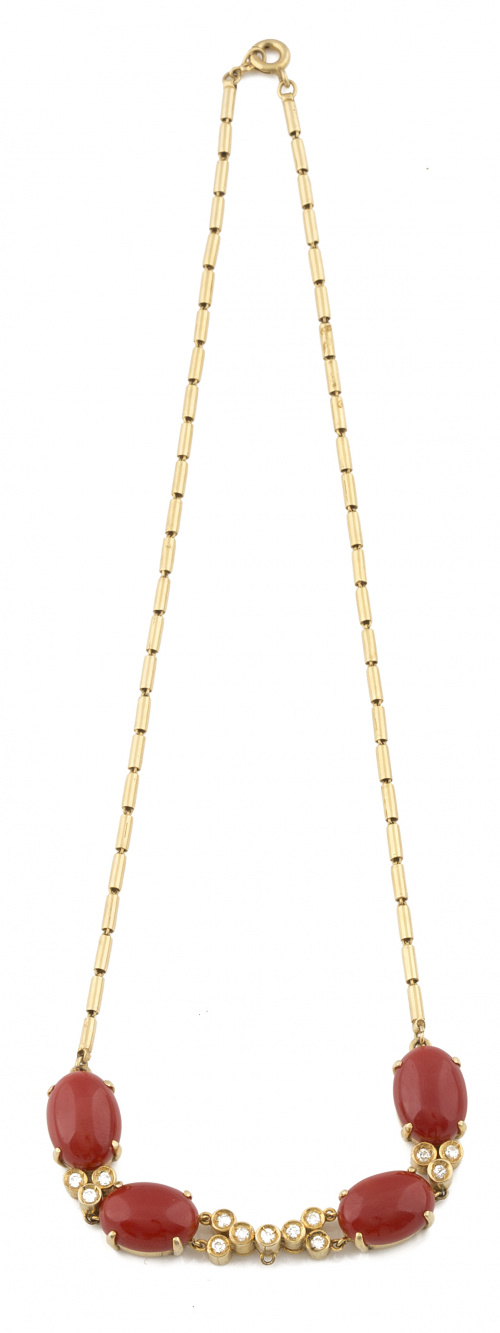 Collar con cuatro cabuchones de coral, entre tríos y racimo