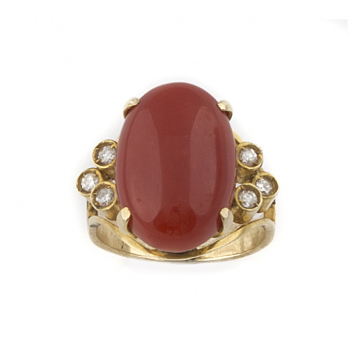 Sortija con cabuchón de coral y tríos laterales de cabuchon