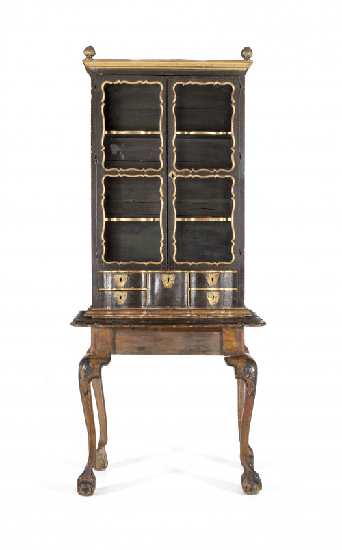 Vitrina sobre consola Carlos III en madera tallada y policr