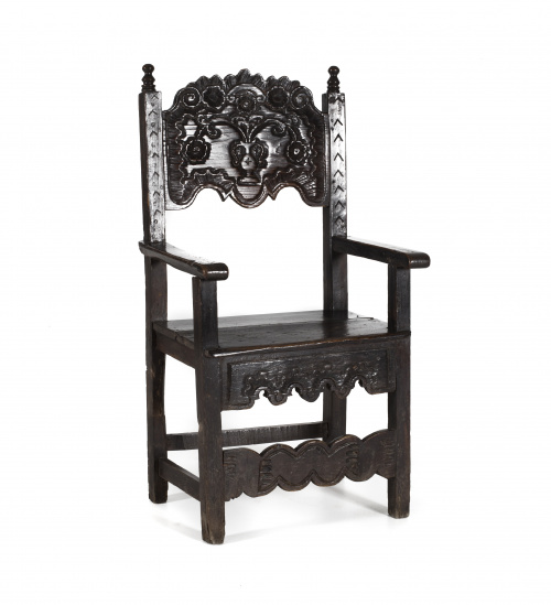 Silla de brazos en madera de pino con decoración tallada.T