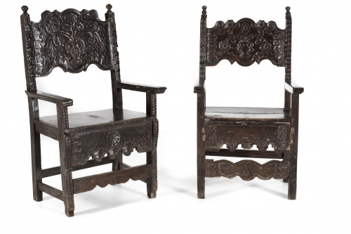 Dos sillas de brazos en madera de pino con decoración talla