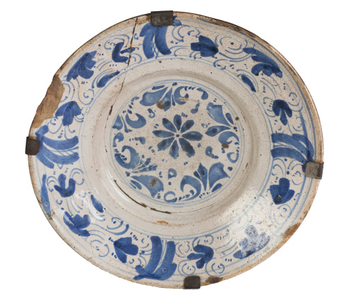 Plato de cerámica esmaltada en azul de cobalto con decoraci