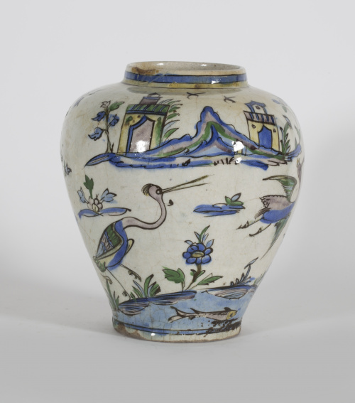 Jarrón globular de cerámica esmaltada con un personaje, gar