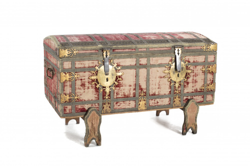 Arca ensayalada con tapa curva en madera y terciopelo rojo,