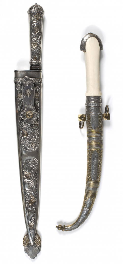 Daga con hoja de acero y funda de bronce, plata y hueso.Tr