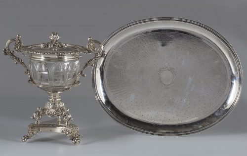 Bandeja oval de plata con decoración de “guilloche” y cartu