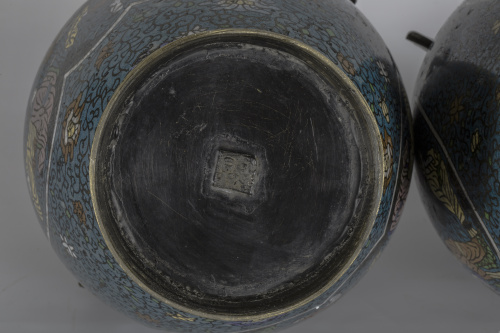 Pareja de jarrones en bronce esmaltados en “cloisonné”Chin