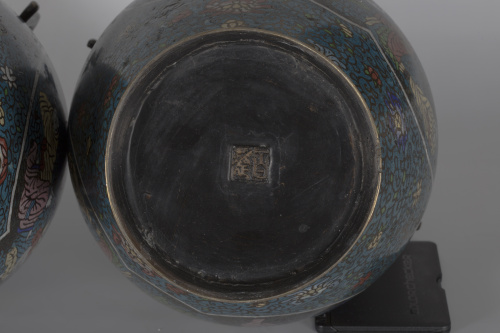 Pareja de jarrones en bronce esmaltados en “cloisonné”Chin