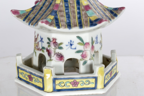 Pareja de págodas en porcelana de la “Familia rosa”.China,