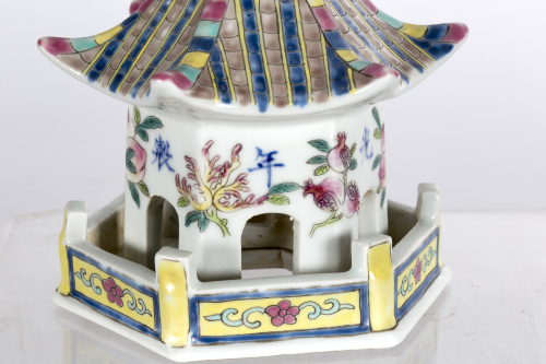 Pareja de págodas en porcelana de la “Familia rosa”.China,