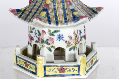 Pareja de págodas en porcelana de la “Familia rosa”.China,