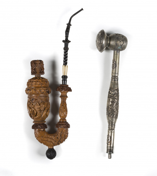 Pipa de tabaco en metal plateado con decoración repujada.C