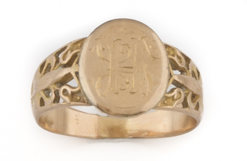Sortija sello con anagrama grabado y montura calada en oro 