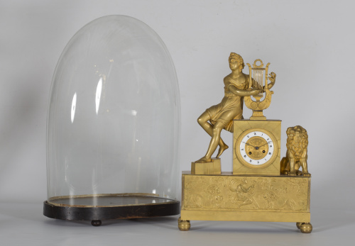 Reloj de sobremesa en bronce dorado. Sobre basamento rectan