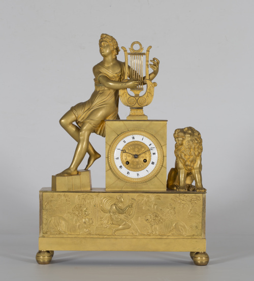 Reloj de sobremesa en bronce dorado. Sobre basamento rectan