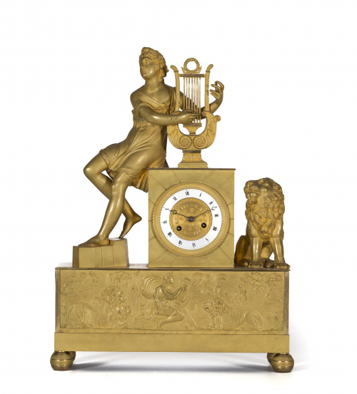 Reloj de sobremesa en bronce dorado. Sobre basamento rectan