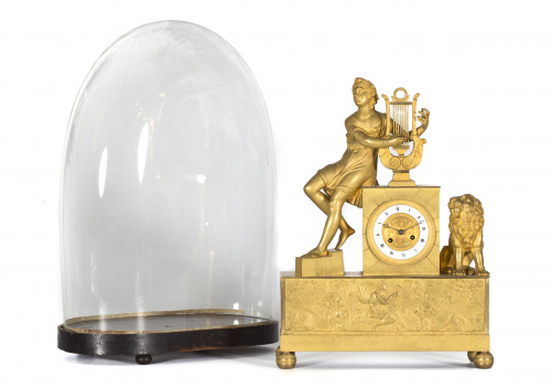 Reloj de sobremesa en bronce dorado. Sobre basamento rectan