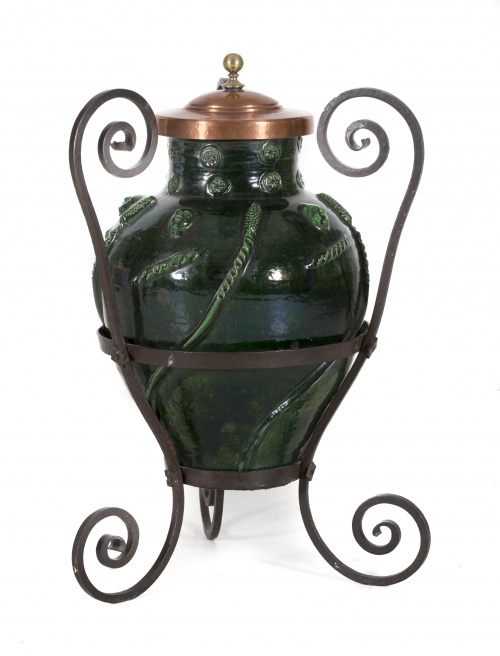 Ánfora esmaltada de verde, con caras en relieve interior de