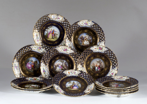 Juego de dieciséis platos de porcelana esmaltada en azul re