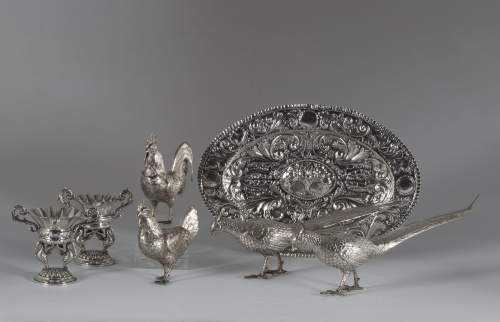 “Gallo y Gallina” de plata con trabajo de repujado y cincel