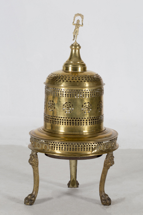 Brasero en latón con tapa cupuliforme, rematado por un pers