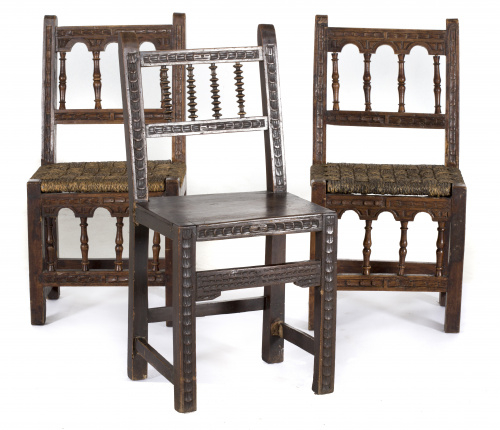 Tres sillas siguiendo modelos del S. XVIII en madera de cas