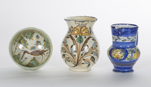 Jarro de cerámica esmaltada en ocre, verde y amarillo con l