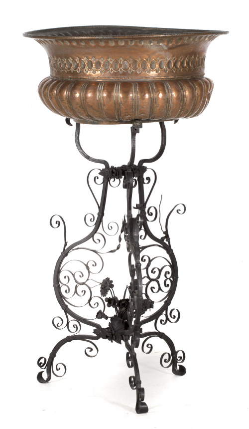 Centro de cobre, decorado con gallones, sobre una base de h