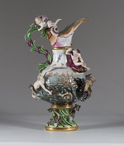 “Ewer” o jarro de porcelana esmaltada, representa una alego