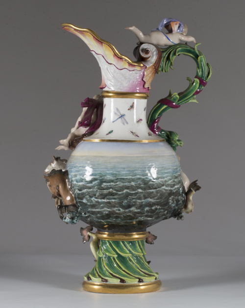 “Ewer” o jarro de porcelana esmaltada, representa una alego