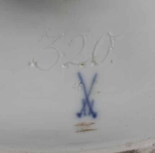 “Ewer” o jarro de porcelana esmaltada, representa una alego