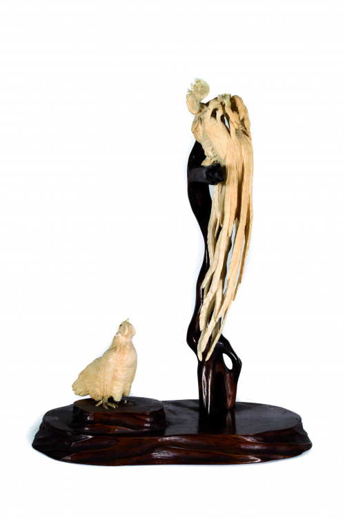 “Aves”, grupo escultórico en marfil tallado y madera.Escue