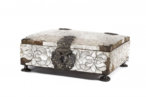 Cofre “enconchado” con alma de madera, nácar, carey, cerrad