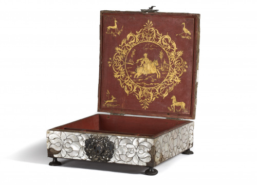 Cofre “enconchado” con alma de madera, nácar, carey, cerrad