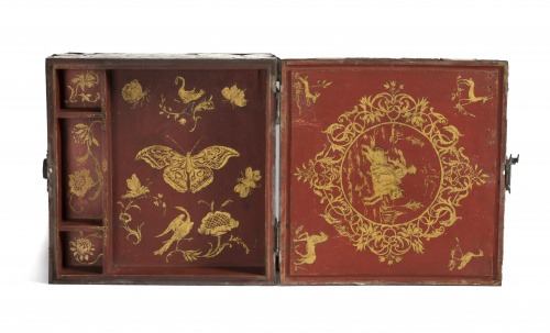 Cofre “enconchado” con alma de madera, nácar, carey, cerrad