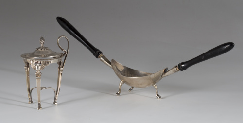 Soporte de plata imperio con marcas, decoración cincelada c