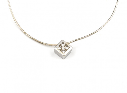 Colgante de rombo con cuatro brillantes, y cordón flexible,