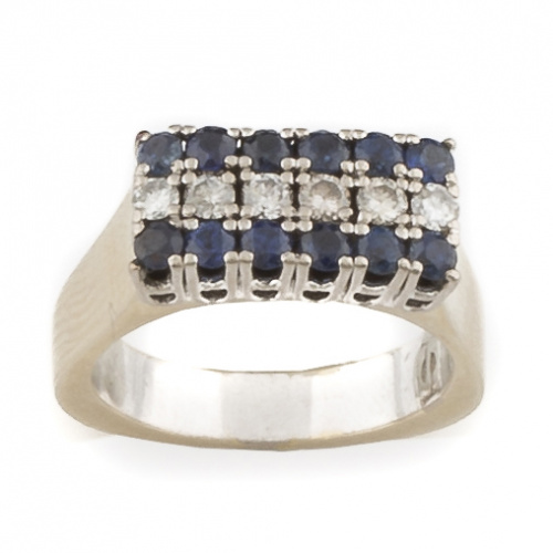 Sortija de la joyería SUÁREZ con línea central de brillante