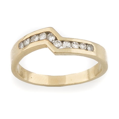 Sortija con brillantes engastados en carril dibujando línea