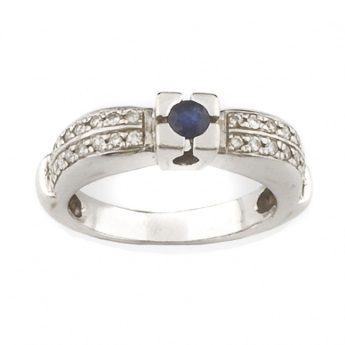 Sortija con zafiro central entre bandas de pavé de brillant