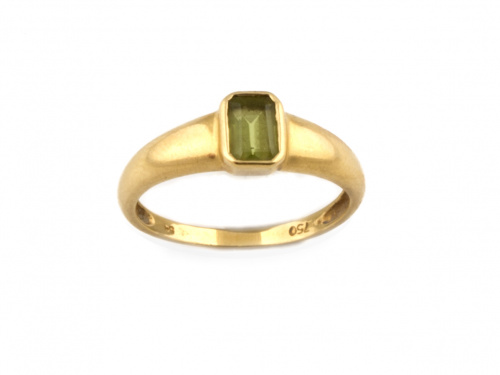 Lote formado por tres sortijas en oro de 18K.