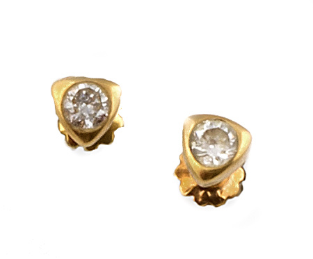 Lote de tres parejas de pendientes en oro de 18K.