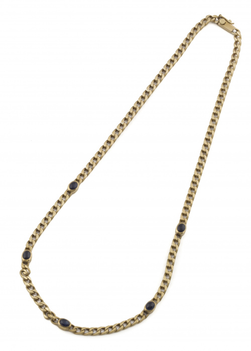 Collar con cinco cabuchones de zafiros en cadena de eslabón