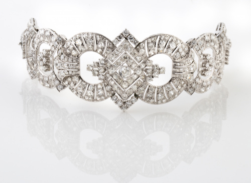 Brazalete de platino y brillantes con centro Art-Decó de ro